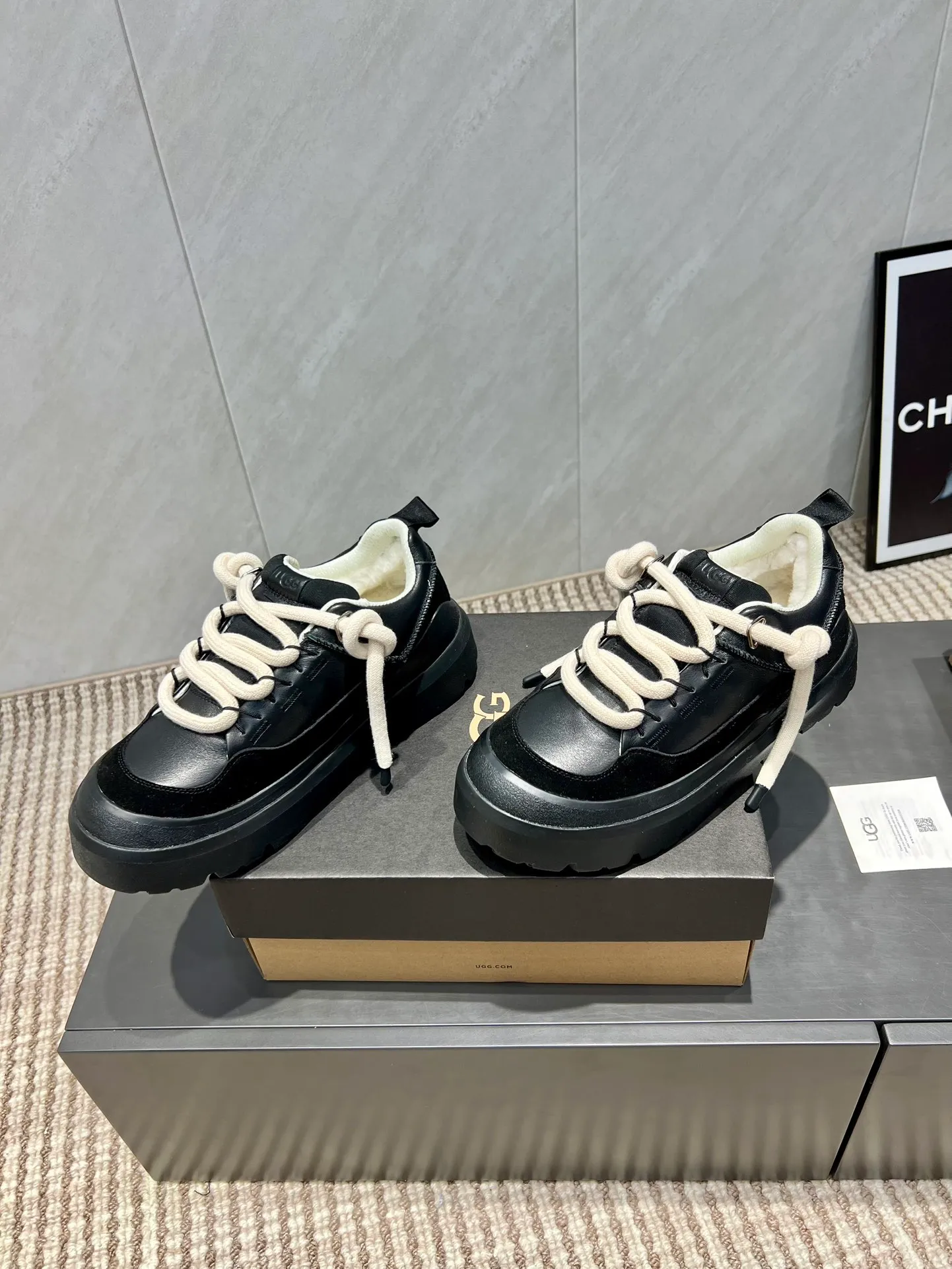 Factory: Couple P620💰 "Exclusive top version" UGG~25vs popular platform thick-soled casual shoes series... [Couple's thick-soled Maori casual shoes] A shoe that will not clash with shirts, simple partition design ➕ spotted outsole, silk curly upper, a must-have for autumn and winter, can be worn with any pants or skirt, very comfortable and good-looking... ❶Fabric: Original customized cow ➕ Sheepskin ❷Inner lining: original customized wool ❸Feet: original customized sheepskin ❹Outsole: original molded foam outsole ❺Number: 35-44 (Female 41. Male 45. Customized, non-returnable) ❻Packaging: Original full set of packaging ☀Color: Official website updated simultaneously